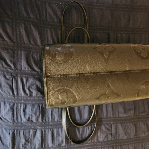 New black Louis Vuitton on the go Bag 2400 retail is 3440 - Picture 4 of 9